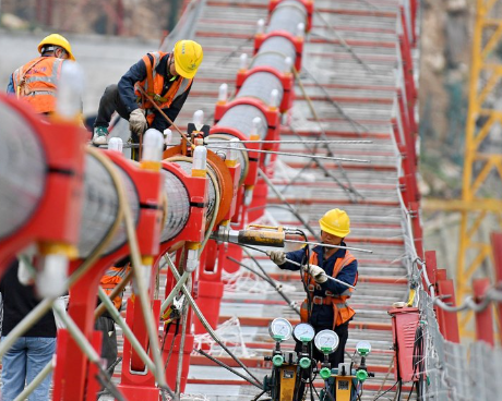 懸索橋建設(shè)高處作業(yè)工人佩戴防墜器